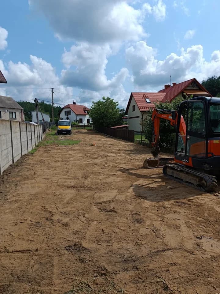 Wyrównanie i utwardzenie działki