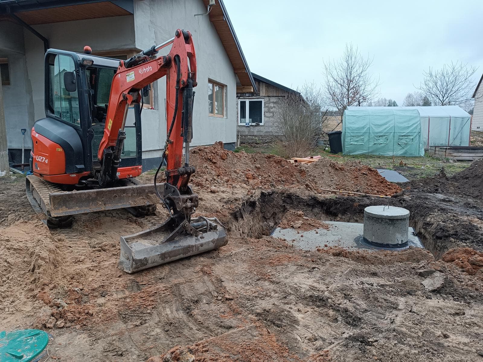 Zasypywanie szamba koparką